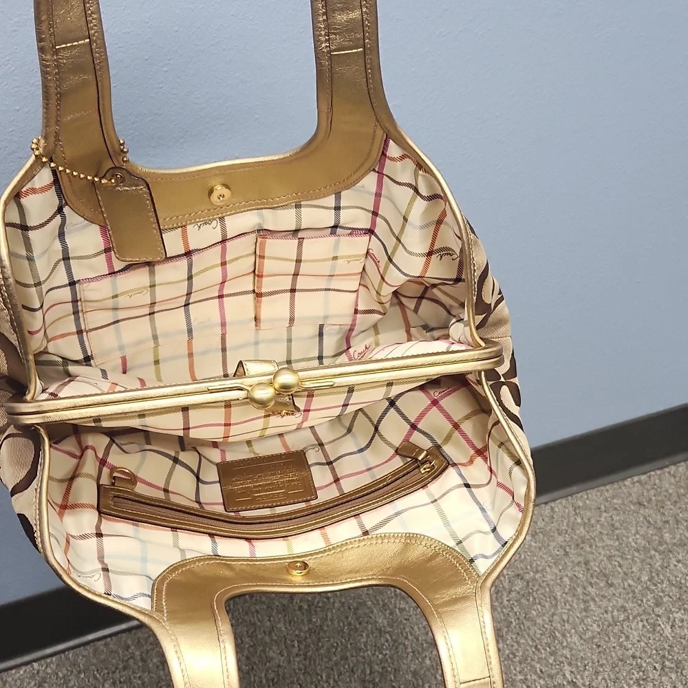 COACH LARGE 3 COMPARTMENT MONOGRAM GOLD LEATHER ACCENT WITH KISSLOCK - Picture 13 of 13